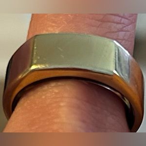 Gen 3 gold Oura size 7
1 year old. Has a lifetime Oura Membership